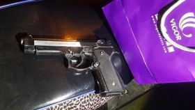 警方在機車內找到一把手槍。翻攝畫面