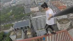 吳詠寧常直播挑戰高空極限。（圖／翻攝吳詠寧微博）
