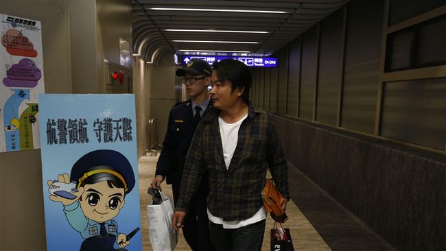 日客機上喝酒抽菸被逮　日網友怒了！