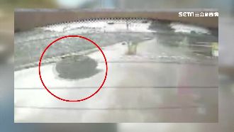 轎車加速險撞上　救護車驚呼撿回一命