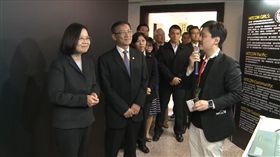 總統蔡英文參觀「106府會資安週」活動。（圖／總統府提供）