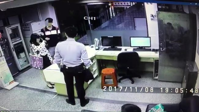 高一就跟蹤！　拉人摀嘴畫面曝光