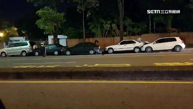 女駕駛疑似恍神爆衝　5車堆成疊疊樂
