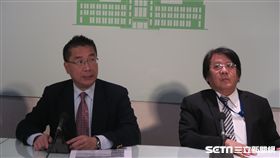 行政院發言人徐國勇（左），環保署空氣品質保護及噪音管制處處長蔡鴻德（右）。(記者盧素梅攝)