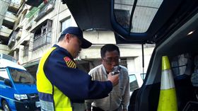 遊覽車司機酒駕，辯稱喝維士比宿醉未退。（圖／翻攝畫面）