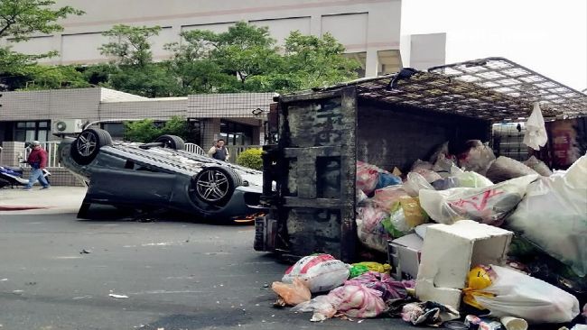 賓士超車撞回收車　兩車翻覆場面驚悚