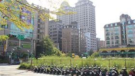 大彎北段商業宅案擬開罰　住戶反彈台北市政府擬開罰大彎北段商業宅，並依違反都市計畫法訂定裁罰要點，預定年底執行，消息傳開，引發當地住戶反彈。圖為大彎北段週邊大樓。中央社記者劉建邦攝  106年11月19日