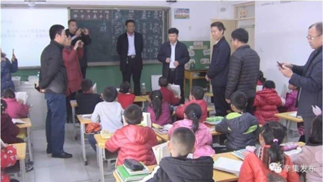 官員要學童舉手表決冷不冷　網：作秀