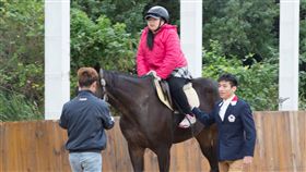 ▲孫育仁（右）與現場自閉症小朋友互動。（圖／星予公關提供）