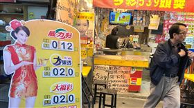 威力彩上看12億威力彩11日晚開獎，頭彩上看新台幣12億元，若一注獨得，不但是今年威力彩次高頭彩獎金，也是威力彩史上第11高頭彩獎金。中央社記者王飛華攝　106年12月11日