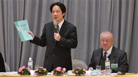 工商界與賴揆早餐會（2）中華民國工商協進會12日上午在台北花園酒店召開工商早餐會，是行政院長賴清德（左）上任以來第一次與工商團體會面，聽取各項建言。右為工商協進會理事長林伯豐。中央社記者孫仲達攝  106年12月12日