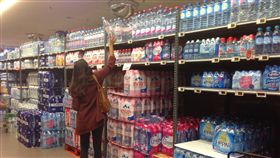 比利時超市常見有一大排的礦泉水區，種類之多令人眼花撩亂，瓶裝水的價格親民，加上這裡的自來水屬於硬水，讓當地民眾習於買水。(中央社)