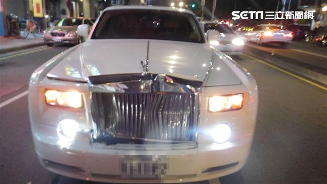 2千萬勞斯萊斯撞公車！他下車超淡定