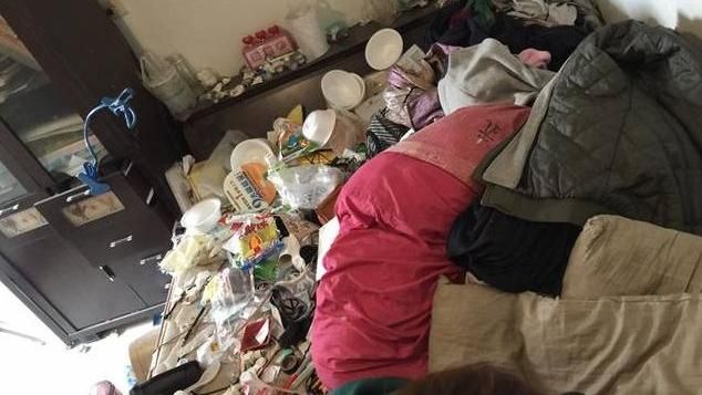 髒男半年只洗5次澡　垃圾滿到不見床