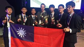 第14屆國際國中科學奧林匹亞競賽傳回捷報，台灣代表隊獲六金，並獲得國家總排名第1名。獲金牌學生（自左至右）董宇光 、張正穎 、廖昱全、楊承澔、曾治蓁、李祥宇。 （圖／教育部提供）