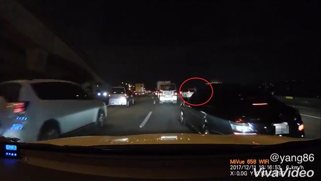 賓士男國道惡意逼車　還比中指挑釁
