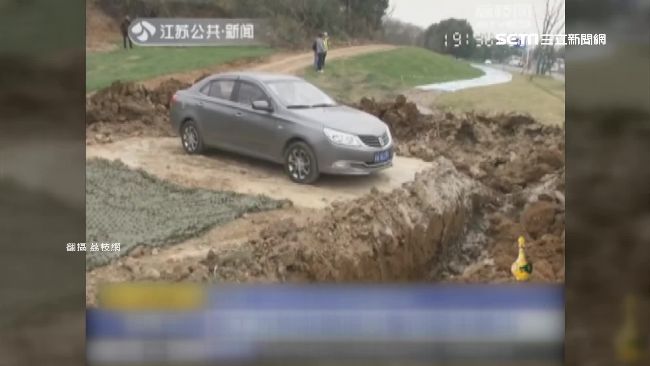 女駕駛違停工地　工人霸氣挖壕溝反制