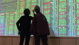 台股收盤跌38.16點（3）台北股市7日收盤下跌38.16點，為10355.76點，跌幅0.37%，成交金額新台幣1372.22億元，投資人觀望綠油油盤面。中央社記者董俊志攝　106年12月7日