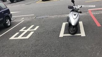 機車停在出「口」　網酸：該看眼科了