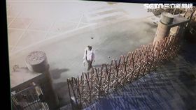 台南善化女子持刀進校園割傷孩童／翻攝畫面