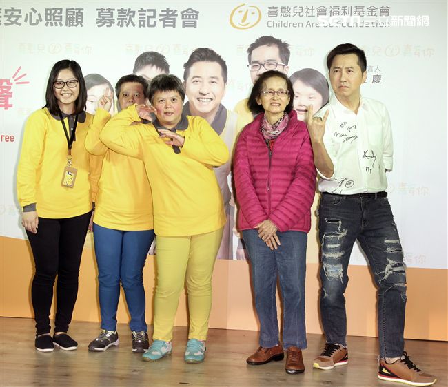 庾澄慶（哈林）擔任愛心大使，支持照顧喜憨兒，帶領憨兒齊跳猴喜翻健康操。（記者邱榮吉/攝影）