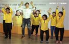 庾澄慶（哈林）擔任愛心大使，支持照顧喜憨兒，帶領憨兒齊跳猴喜翻健康操。（記者邱榮吉/攝影）
