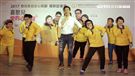 庾澄慶（哈林）擔任愛心大使，支持照顧喜憨兒，帶領憨兒齊跳猴喜翻健康操。（記者邱榮吉/攝影）