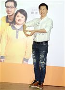 庾澄慶（哈林）擔任愛心大使，支持照顧喜憨兒，帶領憨兒齊跳猴喜翻健康操。（記者邱榮吉/攝影）