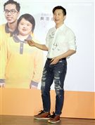 庾澄慶（哈林）擔任愛心大使，支持照顧喜憨兒，帶領憨兒齊跳猴喜翻健康操。（記者邱榮吉/攝影）