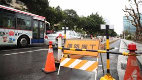 改善內湖交通堵塞　港墘路拓寬為解決內湖地區塞車問題，台北市工務局將原本僅2線道的港墘路（洲子街至瑞光路段）（圖）拓寬至3線道，預計12月底完工。中央社記者游凱翔攝　106年12月12日