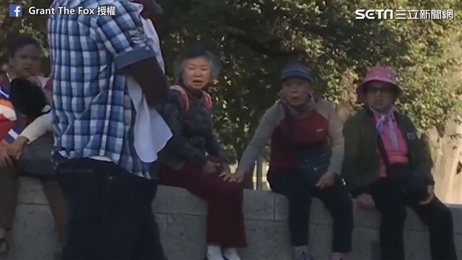 後空翻撿拐杖！地表最強阿公