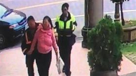 台南女子持美工刀闖校園割傷孩童 遭警方逮捕／翻攝畫面