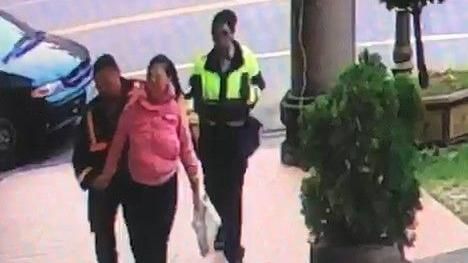 身藏8把刀　女連2天闖校園割傷2童