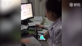 看診時女醫手機大叫「碰」　竟操作X光又「打麻將」…網傻眼(圖/翻攝自澎湃新聞)