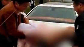 陝西伴娘被抬引擎蓋上打屁股／中國婦女報