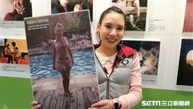 毛毛以「當玫瑰綻放」為主題參加「捕捉希望攝影展」，希望透過自己身著比基尼不掩飾腸造口的照片，傳遞正面能量給其他癌友，鼓勵他們「不要因病而殘，而是要去感受生活的價值與意義」。（圖／記者楊晴雯攝）