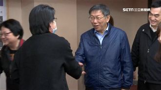 柯文哲帶椪柑慰問議員　竟被摔預算書