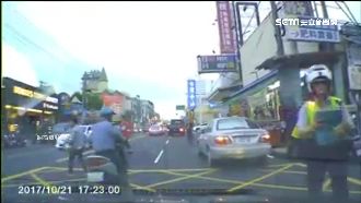 讓車閃燈遭警拍照　男發文怒批卻被告