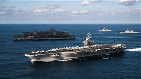 美3航艦打擊群西太平洋擺開陣仗美海軍雷根號、羅斯福號及尼米茲號3艘航空母艦，滿載艦載機聯隊在西太平洋演習，美海軍強調，在印亞太地區例行巡弋超過70年，以維護此地區的安全、穩定與繁榮。（圖片來源：美軍太平洋司令部）中央社  106年11月14日