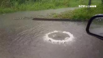 宜蘭地下水狂冒　人孔蓋不斷上下狂舞