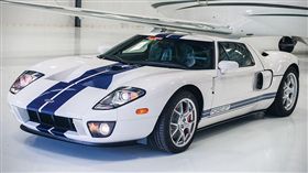 2006年出廠的Ford GT將在蘇富比拍賣會登場。（圖／rmsothebys提供）
