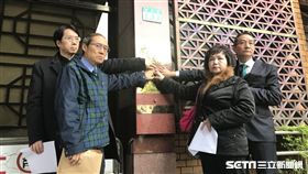 馬偕醫院董事長劉伯恩(中)，被控涉及背信，今偕同多名馬偕高層反控「台灣百合正義聯盟」誹謗。潘千詩攝影