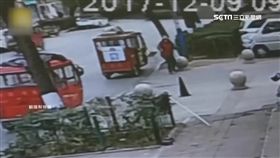  顧客包裹「當球踢」　快遞人員：我被氣到了