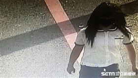 警方逮獲1名19歲的張姓精障男子，他兩度穿上國中女學生制服，扮成女學生潛入1所國中校園行竊，至少犯下3起案件，警方訊後將張男依竊盜罪移送法辦（翻攝畫面）