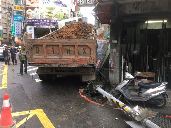 砂石車倒車撞倒路燈　波及6旬翁