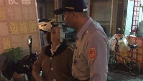 老婦迷路街頭排迴　鳳山暖警助返家／警方提供