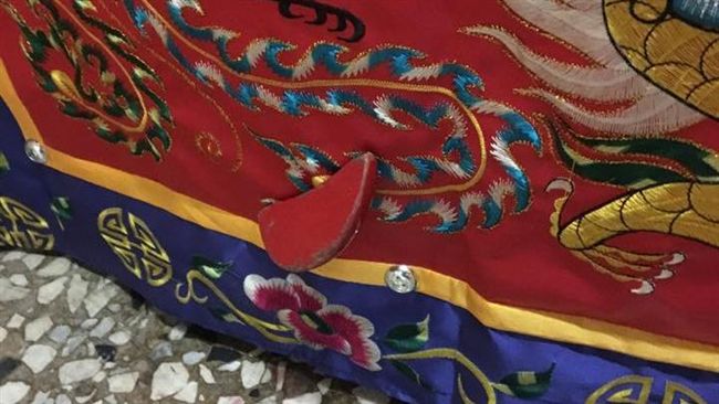 「祂有事要說…」女擲筊問神竟黏住了