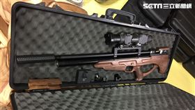 李姓車行老闆當街試槍，其中1發打中行經中正橋的吳女，導致吳女臉、舌嚴重受傷，警方循線逮獲李姓老闆及李姓員工，起獲空氣長槍1把，未料竟是用來魚目混珠的故障槍枝，今天下午分別前往宜蘭及內湖等地，一舉起獲16把空氣長短槍（翻攝畫面）