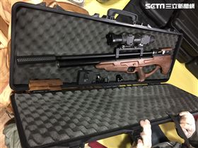 李姓車行老闆當街試槍，其中1發打中行經中正橋的吳女，導致吳女臉、舌嚴重受傷，警方循線逮獲李姓老闆及李姓員工，起獲空氣長槍1把，未料竟是用來魚目混珠的故障槍枝，今天下午分別前往宜蘭及內湖等地，一舉起獲16把空氣長短槍（翻攝畫面）