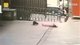 驚悚！保全接11樓跳樓女遭砸雙雙慘死　瞬間影片曝光
梨視頻